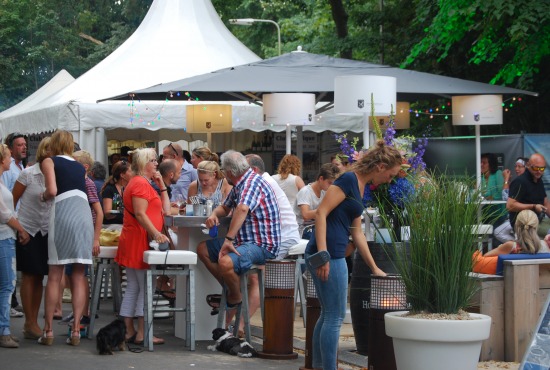 Burgemeester Bernt Schneiders opent Bubbles & Bites en overhandigt cheque (persbericht)