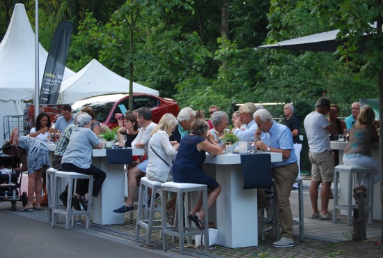 Burgemeester Bernt Schneiders opent Bubbles & Bites en overhandigt cheque (persbericht)